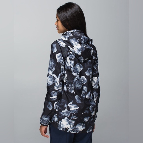 Lululemon Miss Misty Pullover - 10 - black white packable hooded windbreaker - Picture 5 of 16